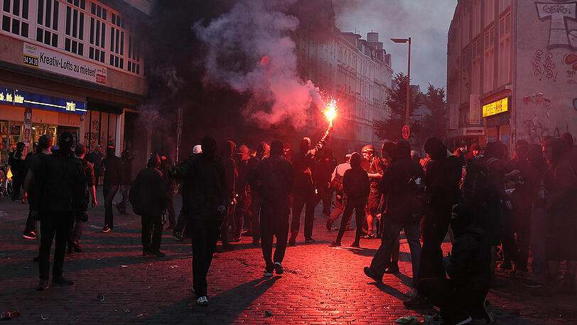 Schockierende Bilder vom Freitagabend: Marodierende Chaoten streifen durch das Hamburger Schanzenviertel, zünden Barrikaden an, randalieren und verbreiten Gewalt.