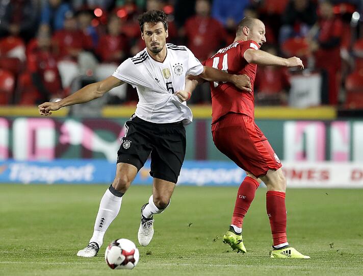 MATS HUMMELS: NOTE 2.
Rechnete damit, dass "die Tschechen Vollgas geben". Schaltete wie vor dem 1:0 gut und clever nach Ballgewinn nach vorne um. Bei Standards immer im Getümmel. Und zur Stelle als Siegtorschütze!