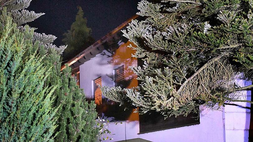 In der beschaulichen Gemeinde Altfraunhofen hat sich wohl eine Familientragödie ereignet. Die Bilder zeigen die Polizei am Tatort.