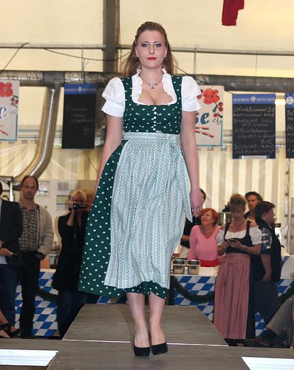 Trachtenmodenschau auf dem 27. Haderner Dorffest. Die Bilder.
