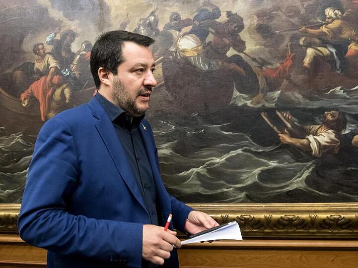 Italiens Innenminister Matteo Salvini nimmt in Rom an einer Pressekonferenz zu den Regionalwahlen in den Abruzzen teil.