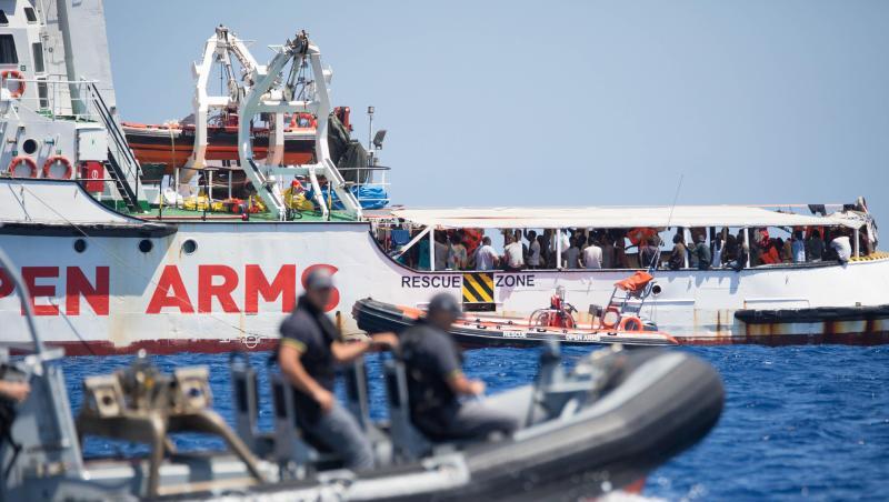 Ein Schlauchboot der der italienischen Küstenwache fährt um das Rettungsschiff "Open Arms" herum. Ein Schlauchboot der der italienischen Küstenwache fährt um das Rettungsschiff "Open Arms" herum.