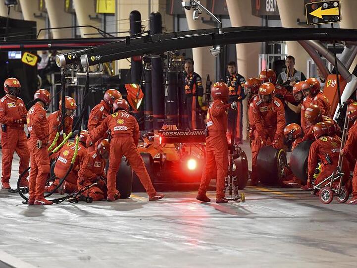 Ferrari-Pilot Sebastian Vettel musste in Bahrain unfreiwillig zum Boxenstopp.