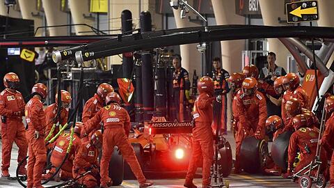Ferrari-Pilot Sebastian Vettel musste in Bahrain unfreiwillig zum Boxenstopp.