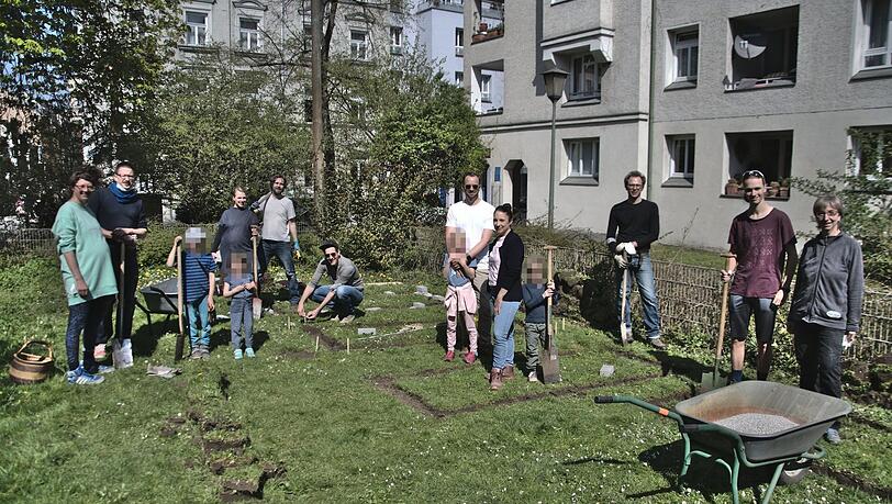 Die Hobbygärtner in Aktion. Mittlerweile stehen die Beete. Die Hobbygärtner in Aktion. Mittlerweile stehen die Beete.