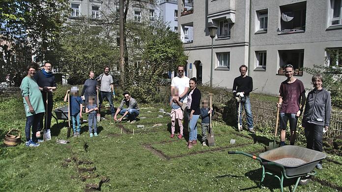 Die Hobbygärtner in Aktion. Mittlerweile stehen die Beete.
