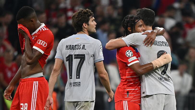 Herzliches Wiedersehen: Barcelonas Robert Lewandowski (r. ) umarmt Serge Gnabry vom FC Bayern.