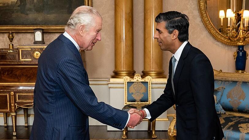 König Charles III. hat Rishi Sunak (r.) am Dienstag zum britischen Premierminister ernannt.