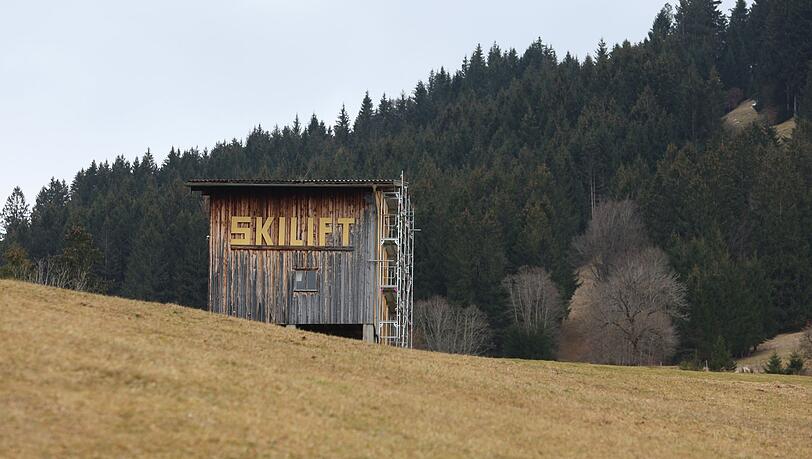 Der Februar war auch in den Alpen viel zu trocken. Was sich bislang in schneelosen Skipisten äußert, wie hier im bayrischen Buching, kann schon bald zu einer massiven Trockenheit führen. Schulen müssten für Skilager in höhere Lagen ausweichen. Der Februar war auch in den Alpen viel zu trocken. Was sich bislang in schneelosen Skipisten äußert, wie hier im bayrischen Buching, kann schon bald zu einer massiven Trockenheit führen. Schulen müssten für Skilager in höhere Lagen ausweichen.
