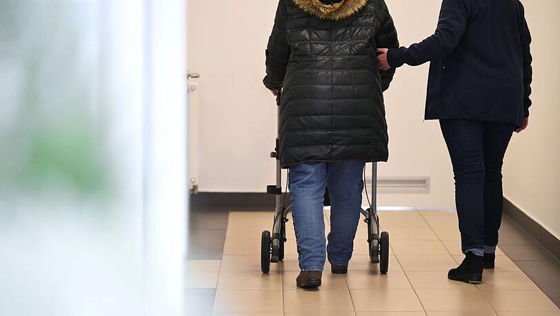 Die Pflegeversicherung wird 2025 wieder teurer. (Archivbild)