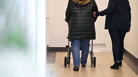 Die Pflegeversicherung wird 2025 wieder teurer. (Archivbild)