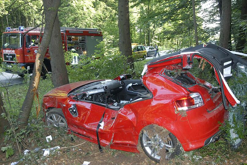 2007: Tod eines Fußballers - Bei Maitenbeth kommt sein Wagen von der Fahrbahn ab und prallt gegen einen Baum.