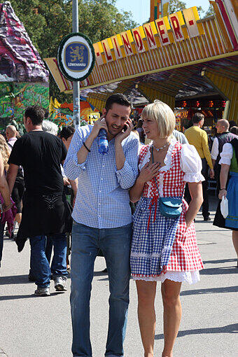 Partnerlook: Wer seinen Partner partout nicht zu einer Tracht überreden kann, der schenke ihm ein karietes Hemd. Passend dazu das Dirndl auch in Karo wählen,damit keine fremde Frau auf falsche Gedanken kommt.