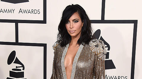 Kim Kardashian auf dem roten Teppich der Grammy Awards 2015