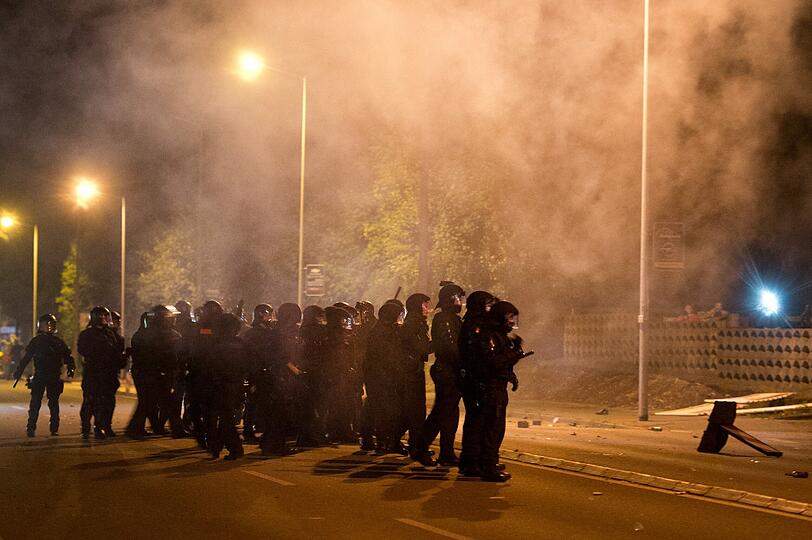 Polizei sichert den ehemaligen Praktiker Baumarkt in Heidenau vor Übergriffen von Gegner der Asylunterkunft. Foto: Arno Burgi