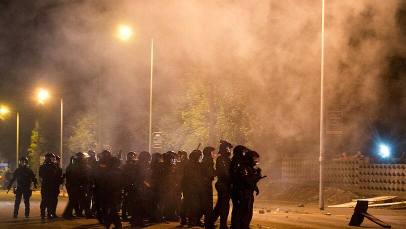 Polizei sichert den ehemaligen Praktiker Baumarkt in Heidenau vor Übergriffen von Gegner der Asylunterkunft. Foto: Arno Burgi Polizei sichert den ehemaligen Praktiker Baumarkt in Heidenau vor Übergriffen von Gegner der Asylunterkunft. Foto: Arno Burgi