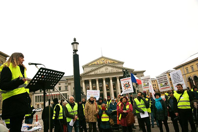 Beate Jenkner, Mitglied des Organisationsteams der Kundgebung, spricht vor den Teilnehmern.