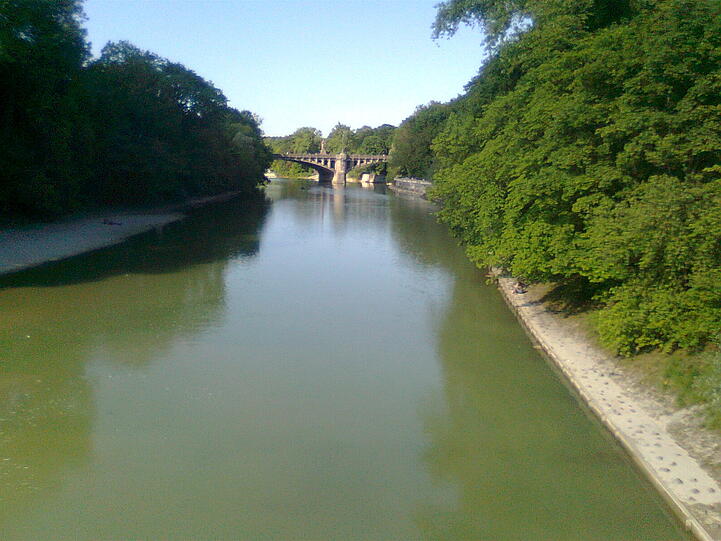 Die Isar bildet die natürliche Grenze zwischen den Stadtvierteln Haidhausen und Lehel.