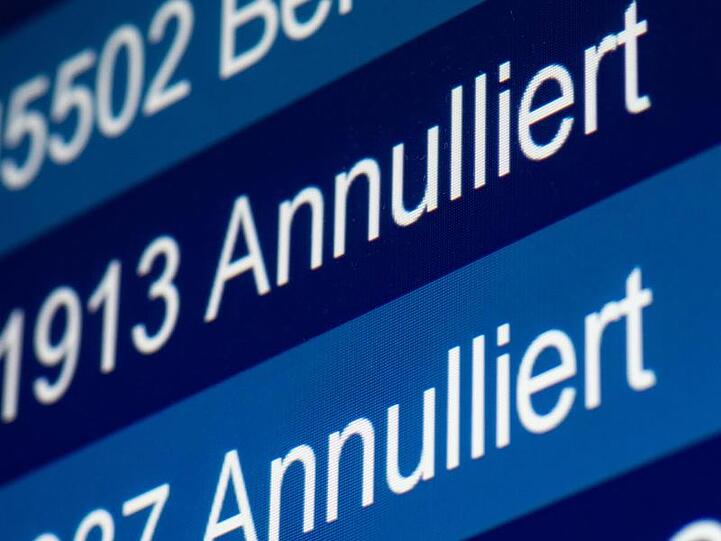 "Annulliert" steht auf einer Anzeige im Flughafen. Foto: Marcel Kusch/dpa/Archivbild