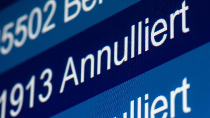 "Annulliert" steht auf einer Anzeige im Flughafen. Foto: Marcel Kusch/dpa/Archivbild "Annulliert" steht auf einer Anzeige im Flughafen. Foto: Marcel Kusch/dpa/Archivbild