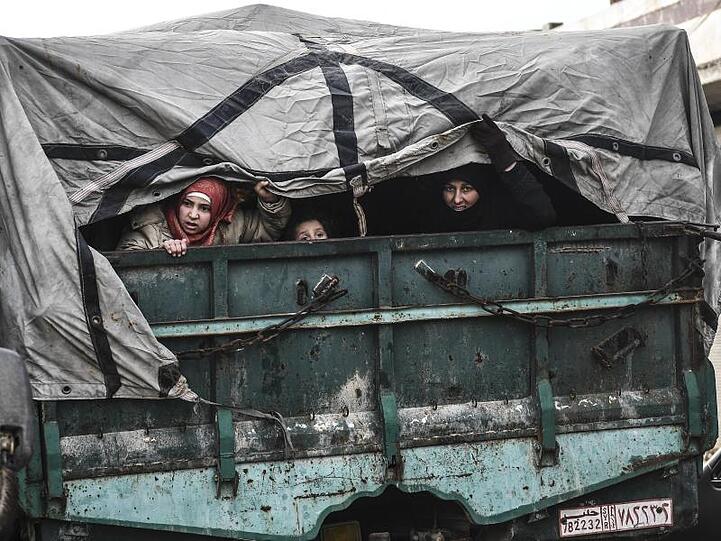 Nur raus hier: Zivilisten fliehen aus der umkämpften syrischen Region um Idlib.