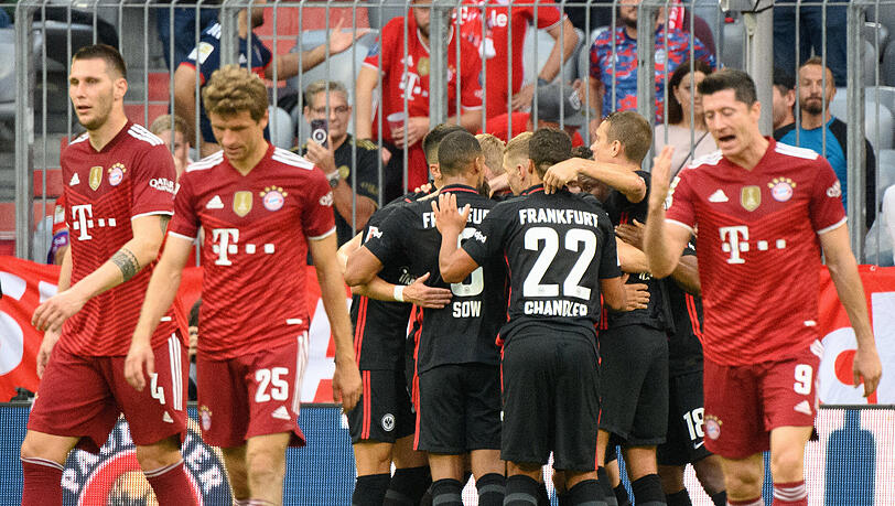 Überraschendes Ergebnis in München: Der FC Bayern um Niklas Süle, Thomas Müller und Robert Lewandowski (v.l.) verliert mit 1:2 gegen Eintracht Frankfurt.