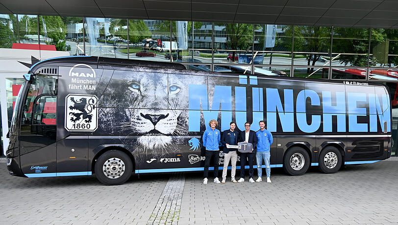 Löwen-Kapitän Jesper Verlaat, Geschäftsführer Dr. Christian Werner, Dr. Marc Langendorf, Head of Communications & Government Affairs bei MAN Truck & Bus, Thomas Dähne.