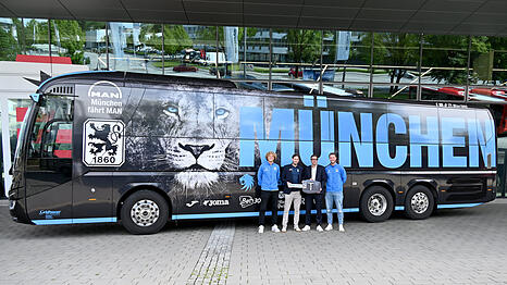 Löwen-Kapitän Jesper Verlaat, Geschäftsführer Dr. Christian Werner, Dr. Marc Langendorf, Head of Communications & Government Affairs bei MAN Truck & Bus, Thomas Dähne.