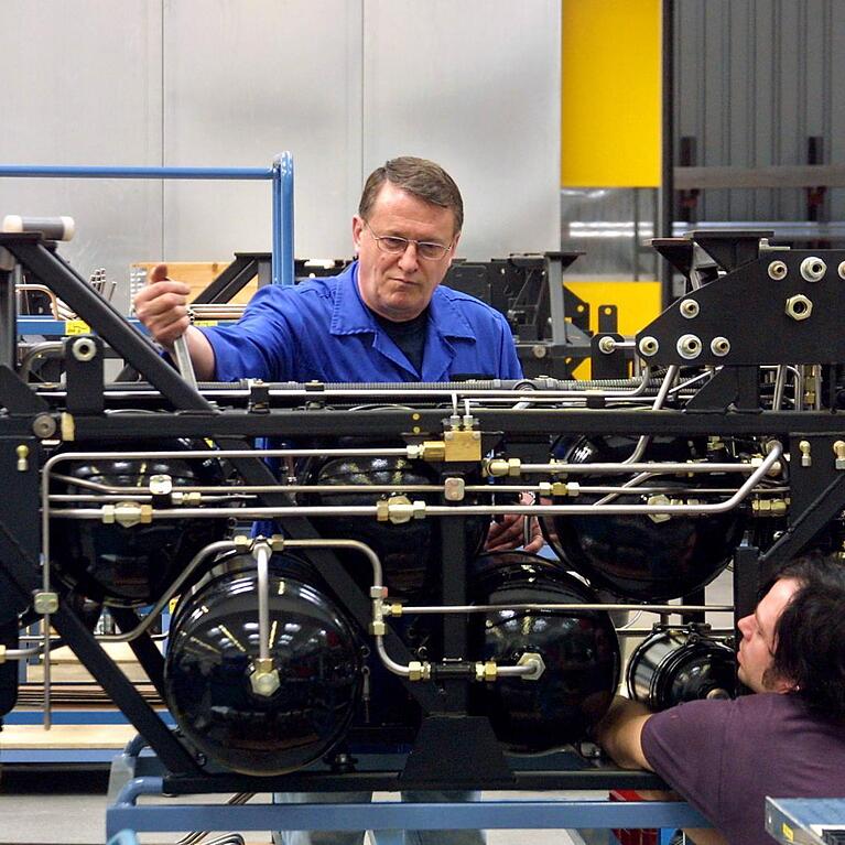Mitarbeiter von Knorr-Bremse arbeiten an einem Bremsmodul. Laut der Online-Plattform Kununu verdienen sie &uuml;berdurchschnittlich im bundesweiten Vergleich.