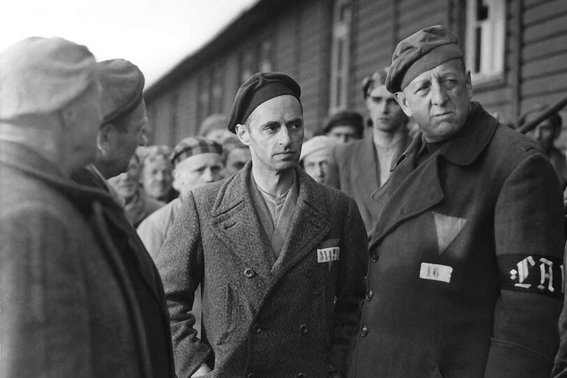 Buchenwald im M&auml;rz 1945, das Konzentrationslager steht kurz vor seiner Befreiung: Bochow (Gerry Wolff, Mitte) und Kr&auml;mer (Erwin Geschonneck, rechts) beraten die Lage.
