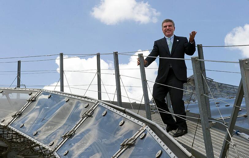 Thomas Bach auf dem Dach des Olympiastadions. In der Arena würden die Olympischen Spielen 2018 stattfinden.
