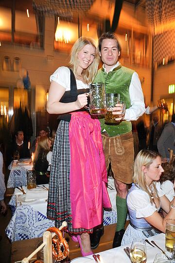 Ein Prosit auf die baldige Hochzeit: Vanessa Dietl und ihr Verlobter Florian Holczak.