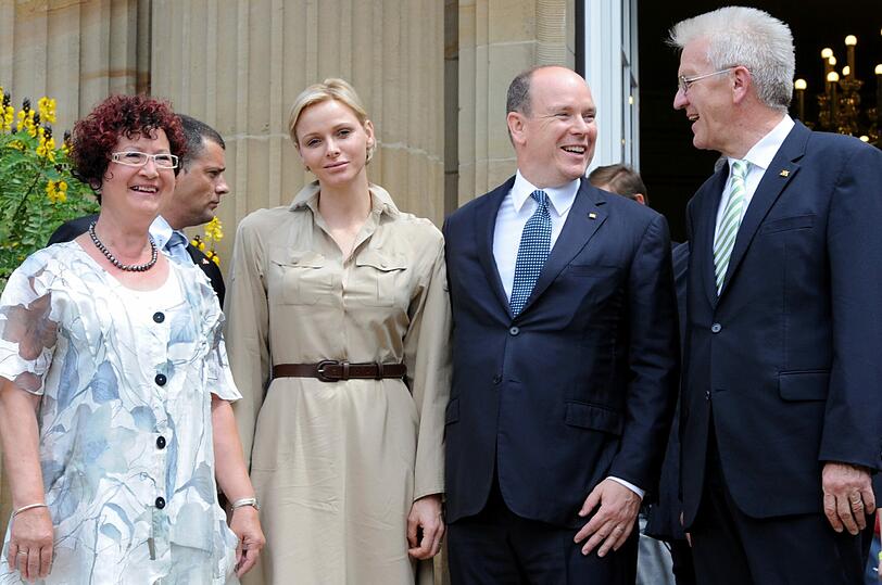 Fürst Albert II. von Monaco und Fürstin Charlene treffen vor dem Staatsministerium in Stuttgart den baden-württembergischen Ministerpräsidenten Winfried Kretschmann und seine Frau Gerlinde.