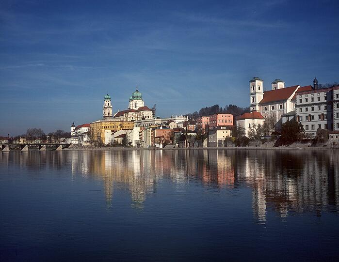 Entspannt ist die Situation hingegen in PASSAU. Die Mietpreise sind niedriger als in anderen bayerischen Universitätsstädten, für einen Wohnheimplatz zahlt man im Schnitt unter 200 Euro. Wartelisten für die 993 öffentlich geförderten Zimmer gibt es nicht, weil Studenten in der Regel eine andere Wohnung finden, wenn es mit dem Wohnheimplatz nicht geklappt hat, heißt es beim Studentenwerk.