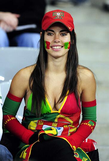 Für wen diese Dame jubelt ist ganz klar: Portugal und Cristiano Ronaldo.