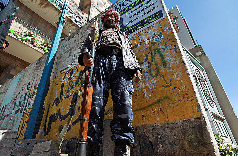 Ein Huthi-Rebelle mit einem Raketenwerfer in der Hauptstadt Sanaa. Die Rebellen belagern weiterhin den Präsidentenpalast.