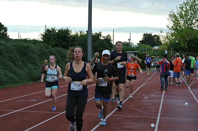 Der Sommernachtslauf im Olympiapark konnte mit 1.900 Teilnehmern einen neuen Rekord verbuchen. Klicken Sie sich durch die Bilderstrecke.