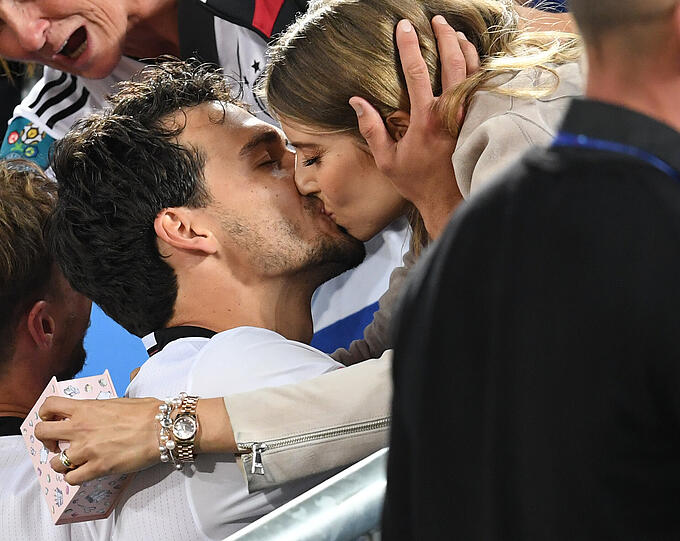 Mats Hummels hat im vergangenen Sommer seine langjährige Freundin Cathy in München geheiratet.