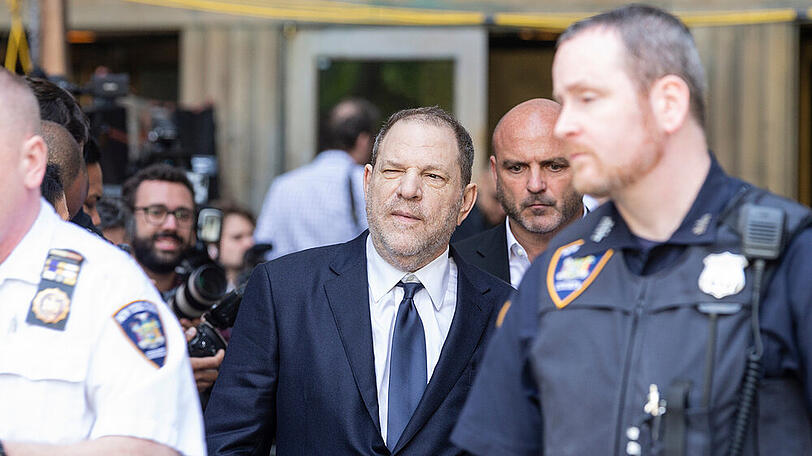 Harvey Weinstein (m.) muss sich vor Gericht verantworten