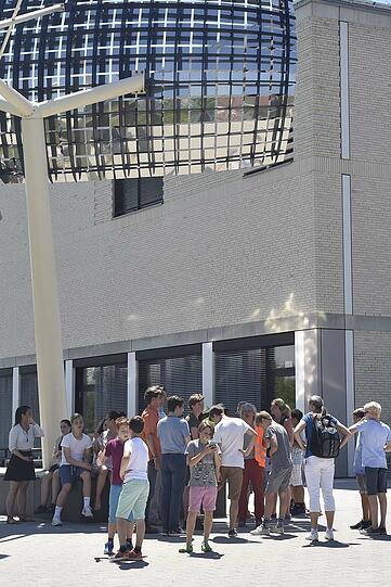 In der Garage des Gymnasiums brannten drei Autos. Die Bilder vom Feuerwehreinsatz.