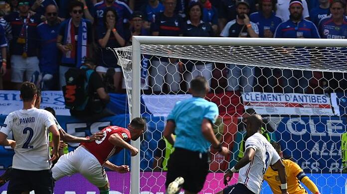 Ungarns Attila Fiola (2.v.l) trifft zum 1-0 gegen Frankreich.