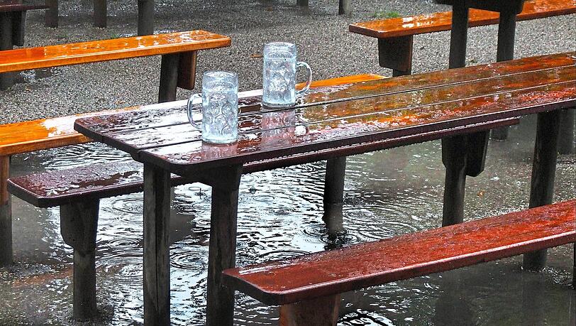 Die Maßkrüge sind voll, doch nicht mit Bier: Der Regen füllt zwar die Gläser wieder auf, aber nicht die Kassen der Biergarten-Wirte. Sie leiden unter dem nassen Wetter. Nur selten setzten sich Hartgesottene auch mit Regenjacke in den Biergarten. Die Maßkrüge sind voll, doch nicht mit Bier: Der Regen füllt zwar die Gläser wieder auf, aber nicht die Kassen der Biergarten-Wirte. Sie leiden unter dem nassen Wetter. Nur selten setzten sich Hartgesottene auch mit Regenjacke in den Biergarten.