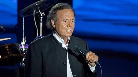 Zwei ehemalige Angestellte werden Julio Iglesias sexuelle N&ouml;tigung vor.