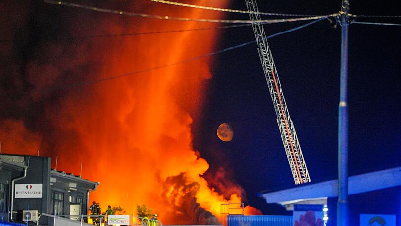 Einsatzkr&auml;fte der Feuerwehr bek&auml;mpfen einen Brand in einem Gewerbegebiet in Stuttgart.