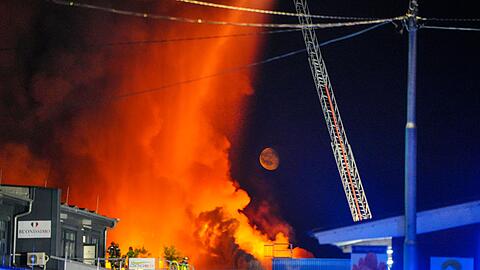 Einsatzkr&auml;fte der Feuerwehr bek&auml;mpfen einen Brand in einem Gewerbegebiet in Stuttgart.