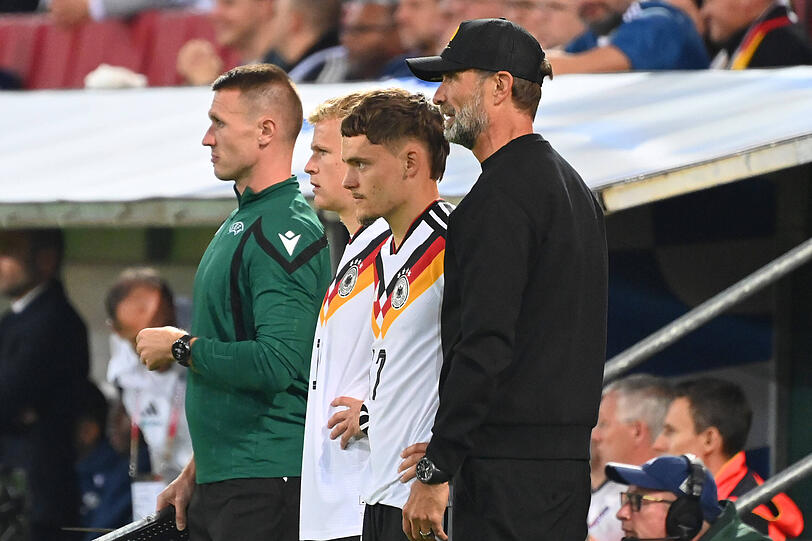 Bundestrainer J&uuml;rgen Klopp (r.) st&auml;rkt Wirtz.