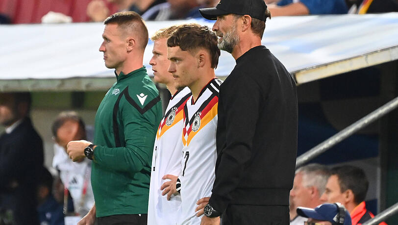 Bundestrainer Jürgen Klopp (r.) stärkt Wirtz. Bundestrainer Jürgen Klopp (r.) stärkt Wirtz.