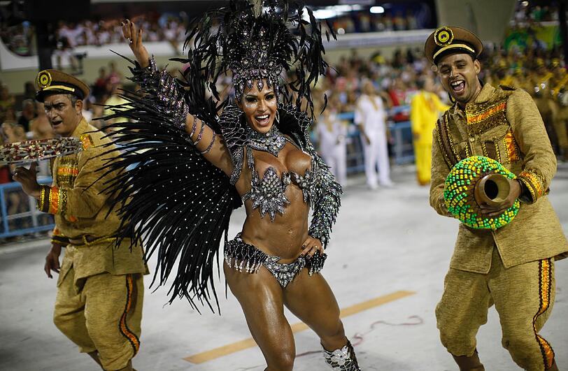 In der Stadt am Zuckerhut ist der "Carnaval 2012" auf seinem Höhepunkt: Zehntausende Tänzer, Tänzerinnen und Trommler zogen in der Nacht zum Dienstag erneut mit riesigen Motivwagen durch Rios Sambódromo an begeisterten Zuschauern vorbei - sehen Sie hier die Bilder...