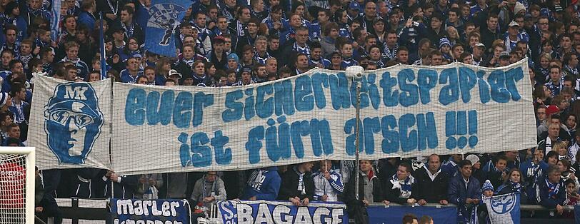 Deutliche Aussagen: Schalker Fans positionieren sich gegen das Sicherheitskonzept der DFL.