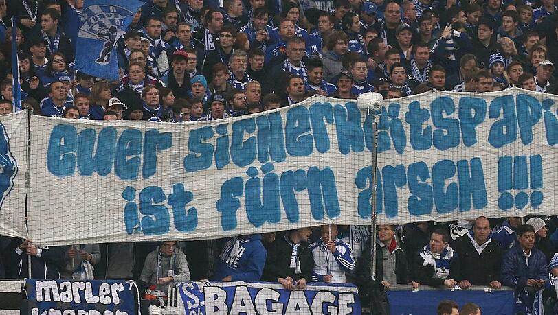 Deutliche Aussagen: Schalker Fans positionieren sich gegen das Sicherheitskonzept der DFL. Deutliche Aussagen: Schalker Fans positionieren sich gegen das Sicherheitskonzept der DFL.